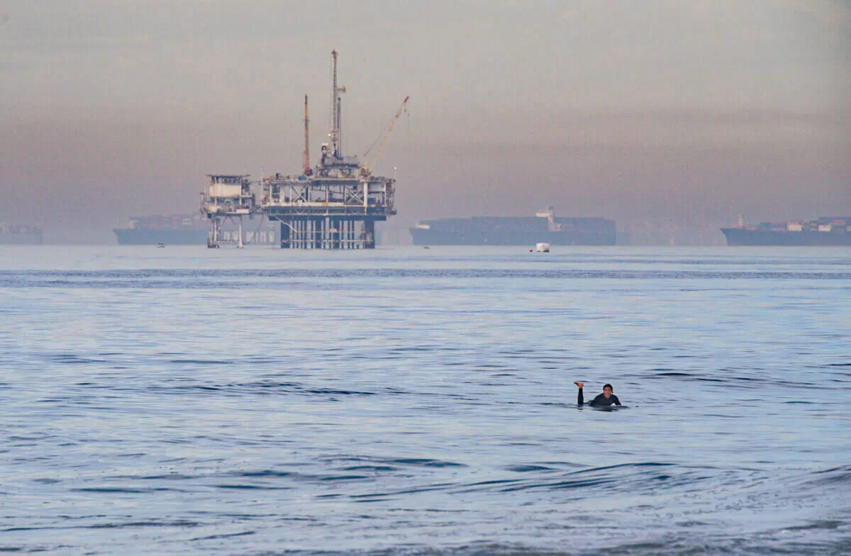 Cleanup efforts are underway for an oil spill off the coastline of Orange County in Huntington Beach, Calif., on Oct. 4, 2021. (John Fredricks/The Epoch Times)