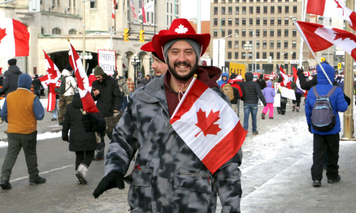 2022 年 2 月 12 日，一名抗议者在渥太华的惠灵顿街上行走。（Noé Chartier/媒体时报）
