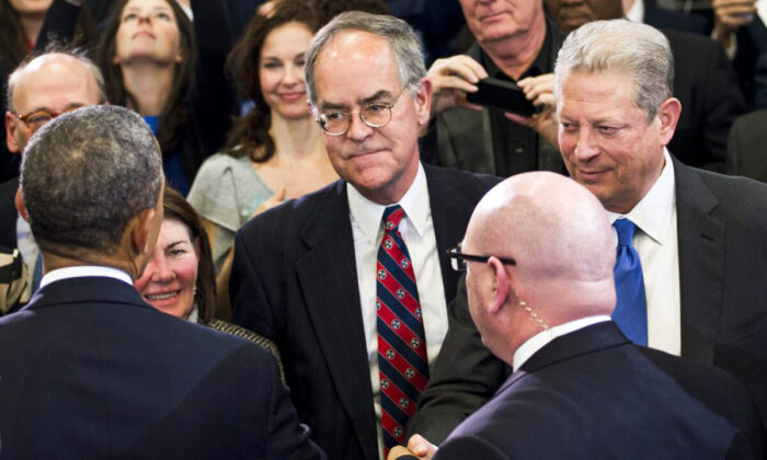 Rep. Jim Cooper (C) meets with then-President Barack Obama in a file photograph. (Mandel Ngan/AFP via Getty Images)