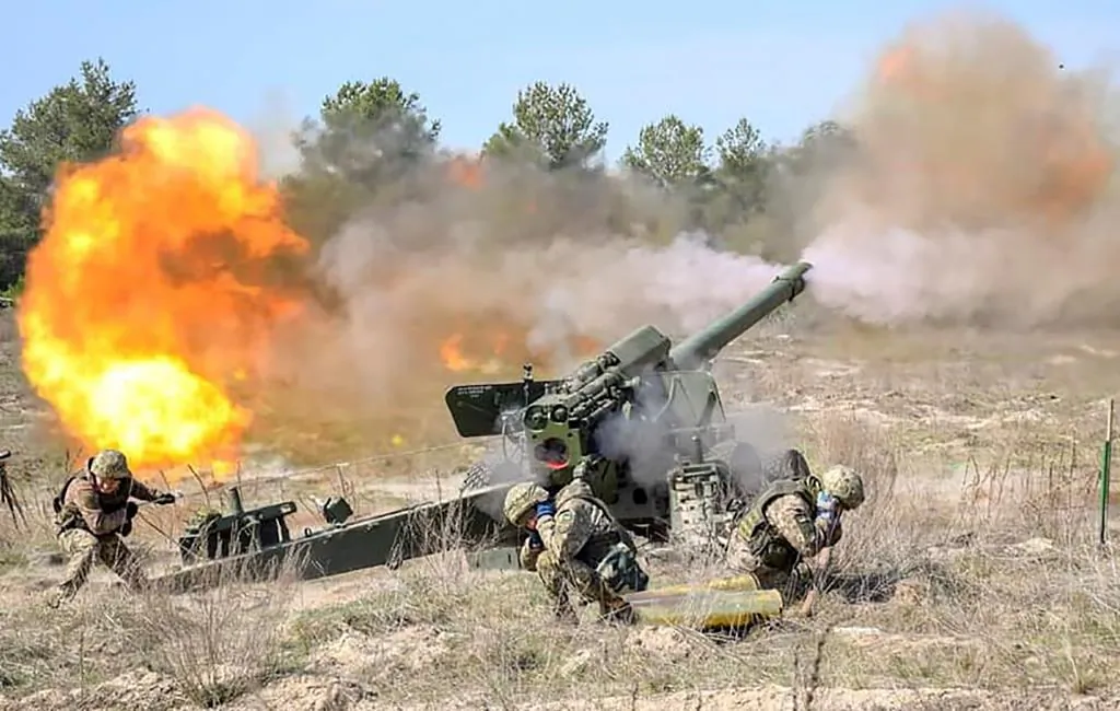 Ukrainian and Canadian servicemen do training exercises to get ready for large scale International military drills on Yavorivsky training ground close to Lviv, western Ukraine, April 15, 2021. (The Canadian Press/AP, Ukrainian Defense Ministry Press Office)