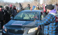 Ottawa Counterprotesters Trap Pro-Trucker Protest Vehicles on Way to Demonstration