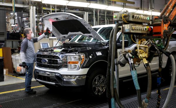 assembly-worker-of-ford
