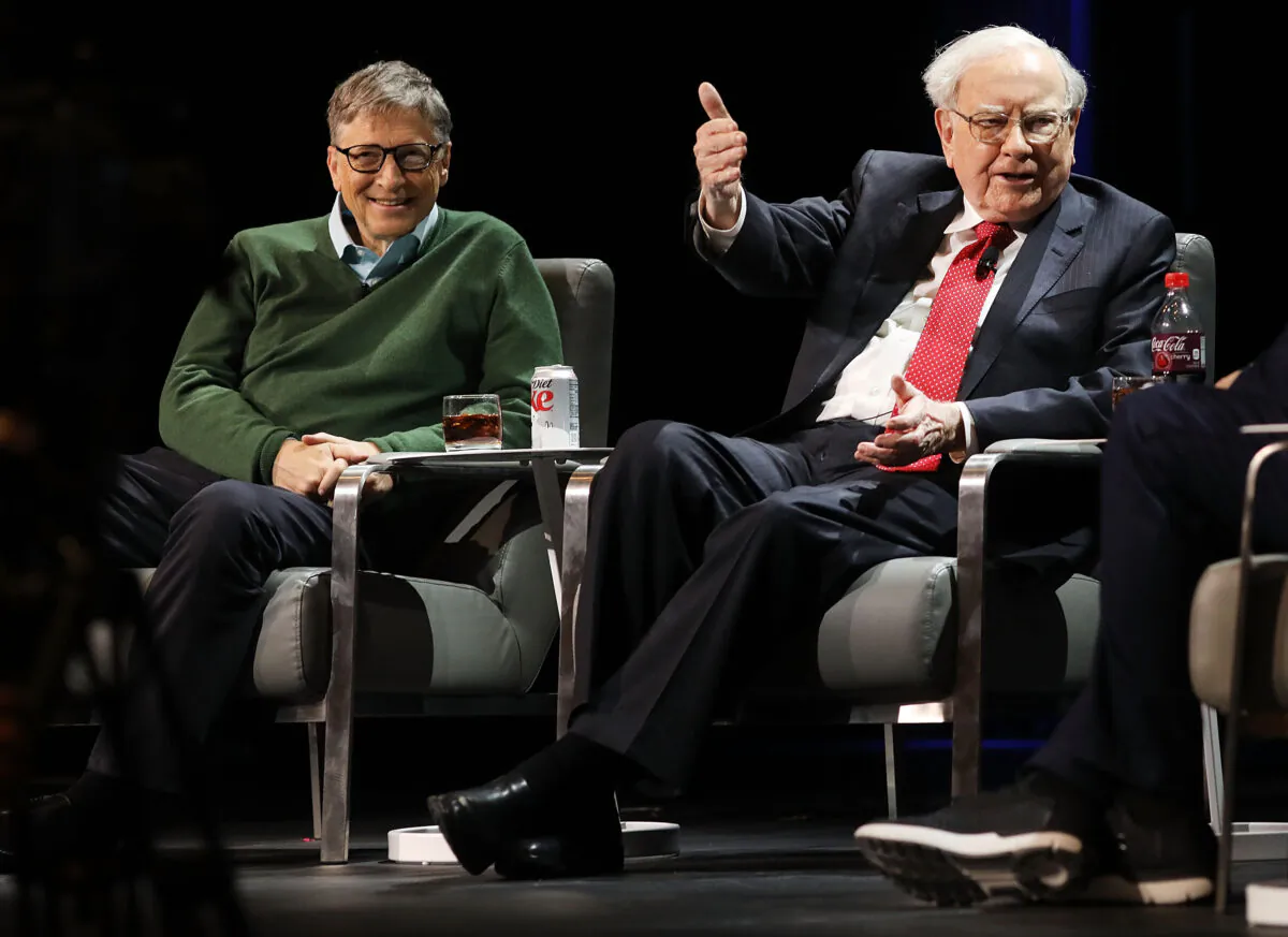 Bill Gates (L) and Warren Buffett (R) speak at an event organized by Columbia Business School in New York, on Jan. 27, 2017. (Spencer Platt/Getty Images)