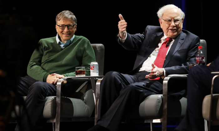 Bill Gates (L) and Warren Buffett (R) speak at an event organized by Columbia Business School in New York, on Jan. 27, 2017. (Spencer Platt/Getty Images)
