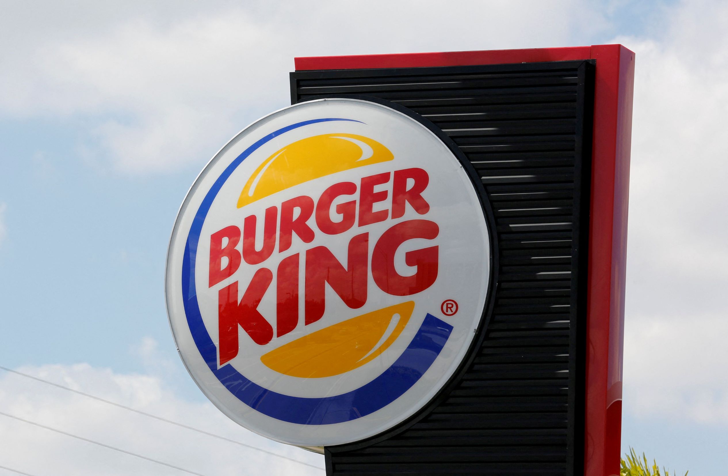 Viral Burger King Employee Who Got a Modest Gift Bag for Never Missing Work in 27 Years Gets $337,330 on GoFundMe - Vimarsana News