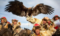 Dutch Traveler Captures Kazakh Eagle Hunters in Breathtaking Portraits: ‘The Eagle Is Part of the Family’