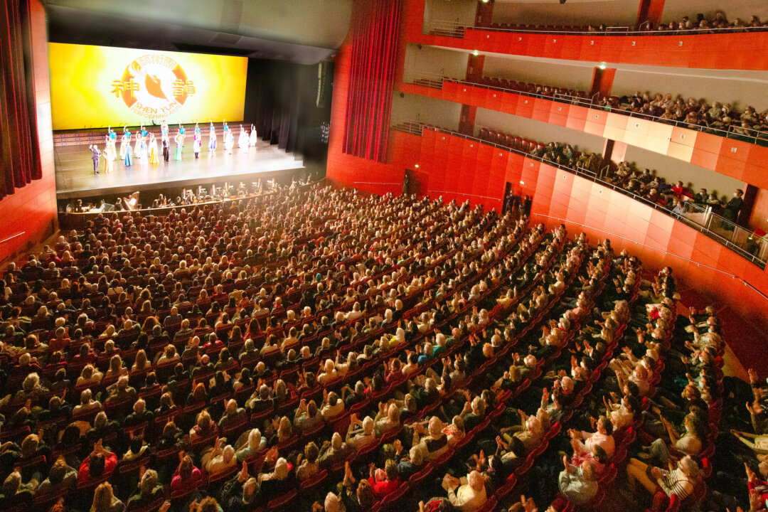 After a two-year absence due to the pandemic, Shen Yun Performing Arts played to a full house at the Grand Théâtre de Provence, in Aix-en-Provence, on Feb.7, 2022. (Zhang Yue/The Epoch Times)