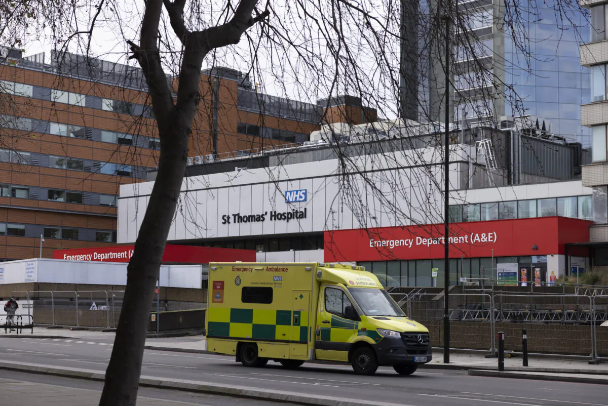 An ambulance drives from St Thomas' Hospital in London, England on Jan. 7, 2022. (Dan Kitwood/Getty Images)