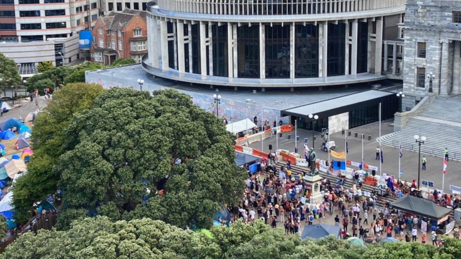 Police Begin Towing 'Freedom Convoy' Vehicles at New Zealand Parliament - Vimarsana News