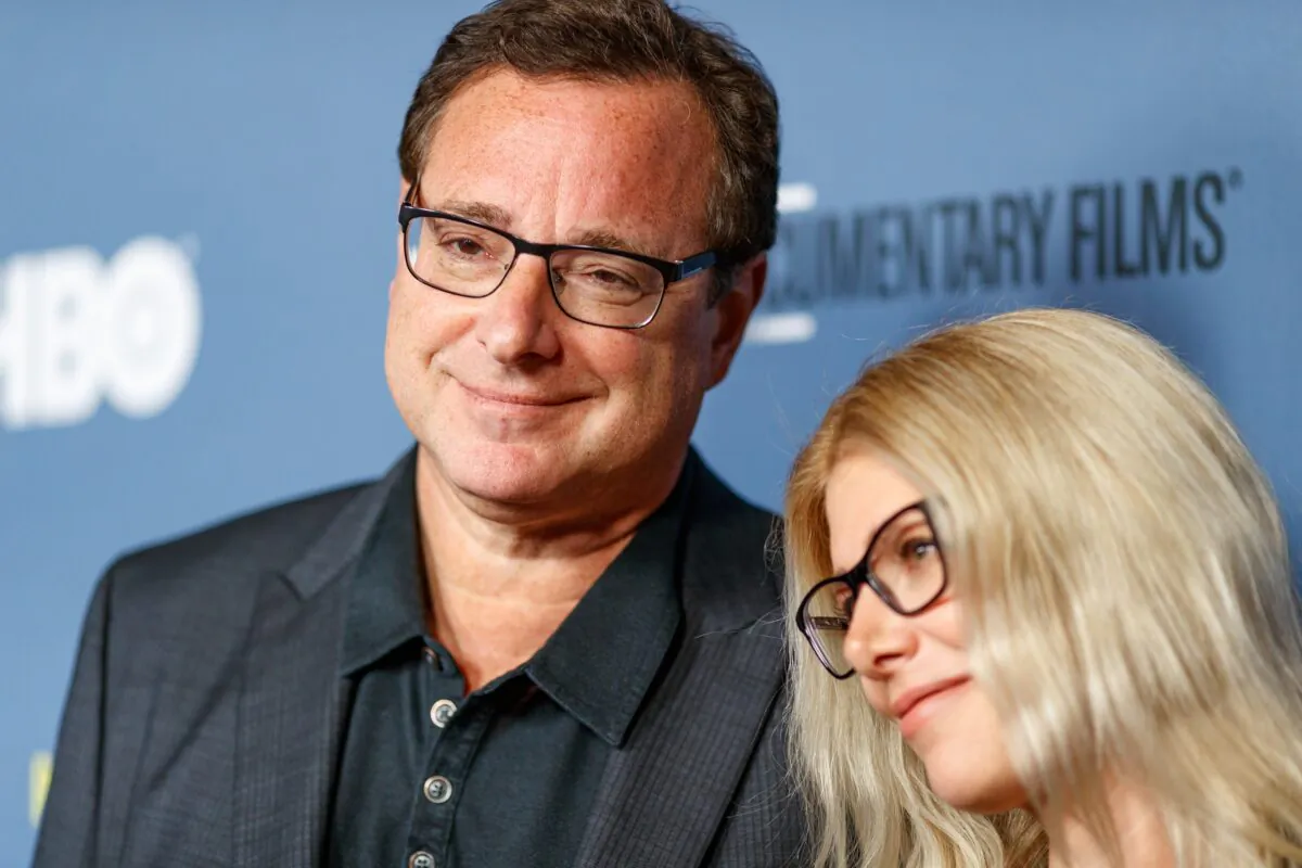 Bob Saget (L) stands with his wife, Kelly Rizzo, in Hollywood, Calif., on June 27, 2018. (Christopher Polk/Getty Images)