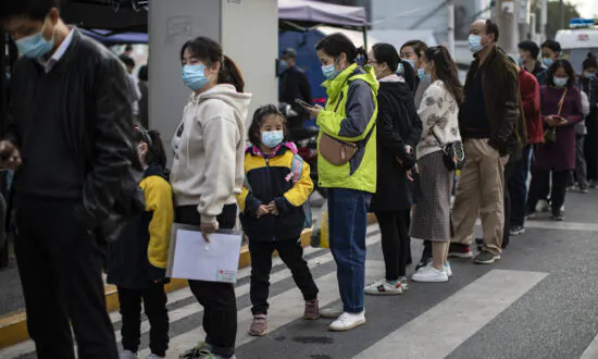 Chinese Officials Promote High COVID Vaccination Rate for Children in Bid to Gain Promotions, Parents Allege