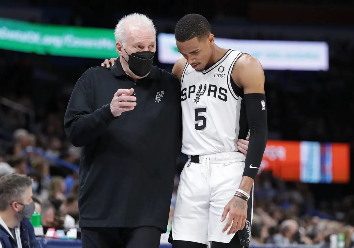 San Antonio Spurs head coach Gregg Popovich talks with San Antonio Spurs guard Dejounte Murray (5) at Paycom Center in Oklahoma City, on Feb. 16, 2022. (Alonzo Adams/USA TODAY Sports via Field Level Media)