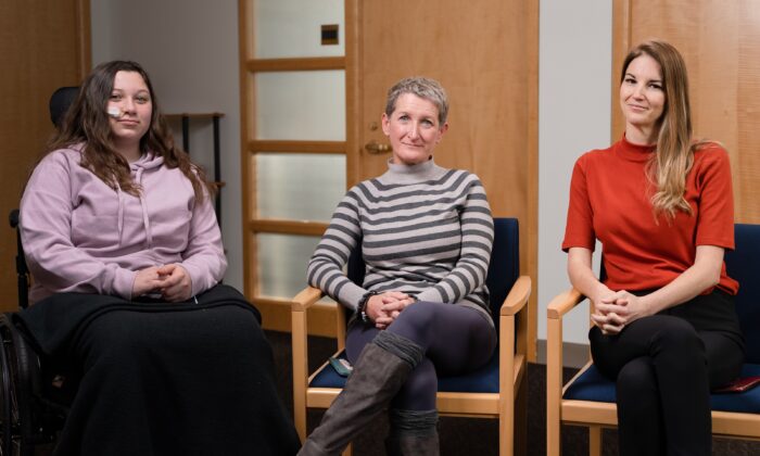 (L-R) Maddie de Garay, Stephanie de Garay, and Brianne Dressen in Washington. (Bao Qiu/The Epoch Times)