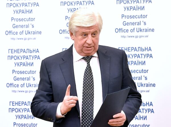 El fiscal general de Ucrania, Viktor Shokin, da una conferencia de prensa en Kiev el 2 de noviembre de 2015. (Genya Savilov/AFP vía Getty Images)