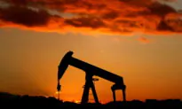 Oil Set to Rise for a 3rd Week on Strong China Economic Data