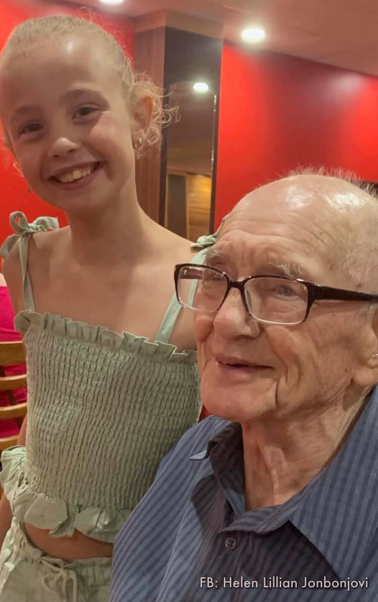 Mujer envía a su nieta a la mesa de un anciano solitario para pedirle que se una a ellos, lo que provocó doble amabilidad
