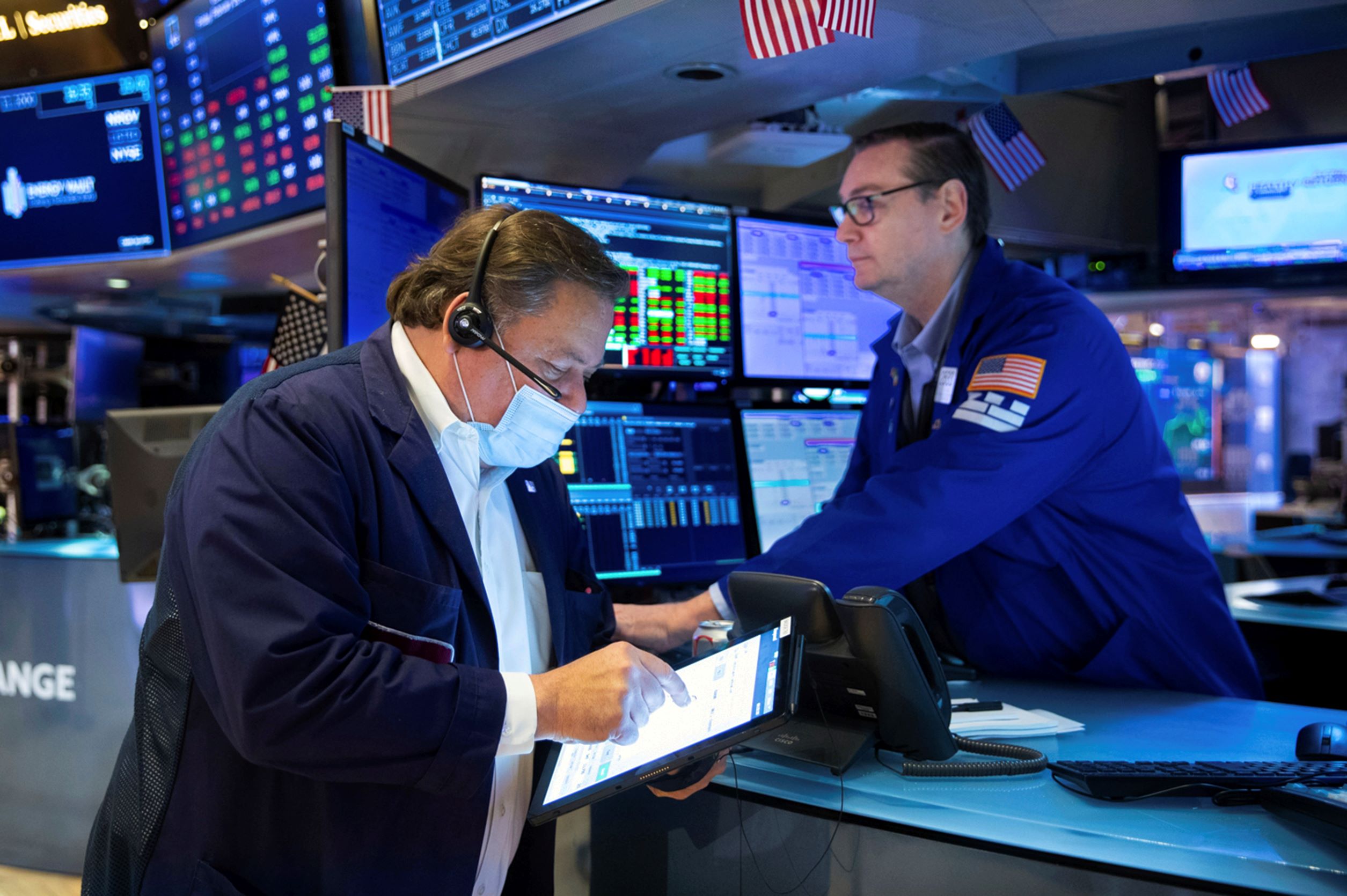 Stocks Fall Again, Handing Wall Street Another Losing Week - Vimarsana News