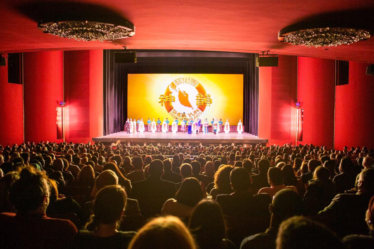 Shen Yun Performing Arts New York Company's curtain call at this season's Feb. 15, 2022, performance at The Kennedy Center Opera House, Washington. (Lisa Fan/The Epoch Times)