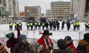 Police Advance on Remaining Protesters in Ottawa