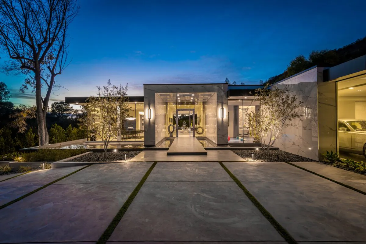 In the 1980s, singer-entertainer Dean Martin often hosted his friends Frank Sinatra, Sammy Davis Jr., Joey Bishop, and Peter Lawford at his home on Loma Vista. The famous “Rat Pack” would have approved of the reinvented pad on the site of their friend’s former home. (Courtesy of Jade Mills Estates)