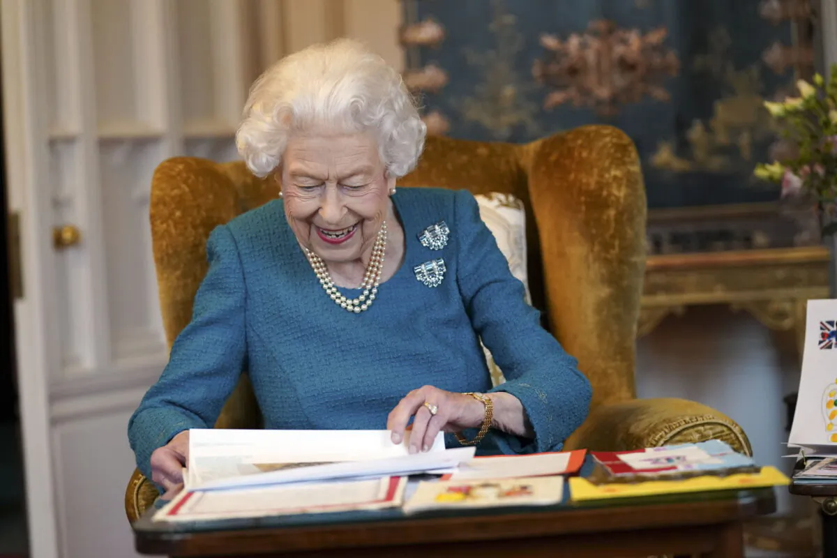 Queen Elizabeth looks at Jubilee cards ahead of her milestone celebration. (Steve Parsons/PA)