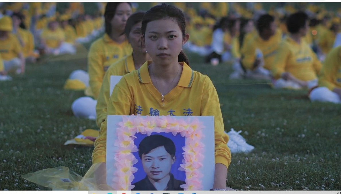 A Falun Gong practitioner holding a photo of her father, who was killed during the persecution of Falun Gong by the Chinese Communist regime. (Magnason Film)