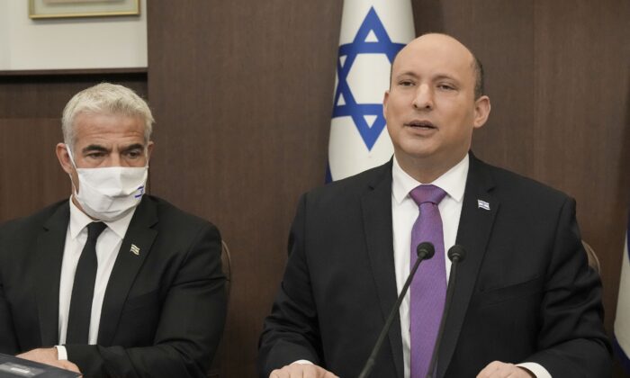 Israeli Prime Minister Naftali Bennett (right) will chair the Cabinet weekly with Israeli Foreign Minister Yale Rapid in Jerusalem on February 20, 2022.  (Tsafrir Abayov / AP photo, pool)