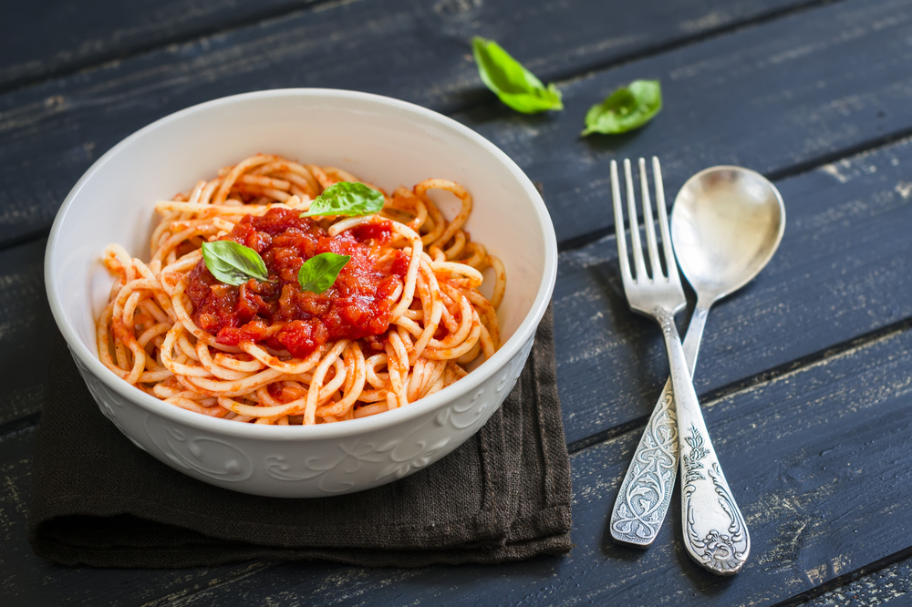 Spaghetti,With,Tomato,Sauce,And,Basil,In,A,White,Bowl