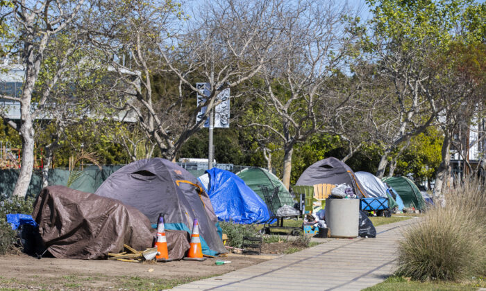 Homeless tents sit on the park lawn on front of the Abbot Kinney Memorial Branch Library in Venice, Calif., on Feb. 18, 2022. (John Fredricks/The Epoch Times)