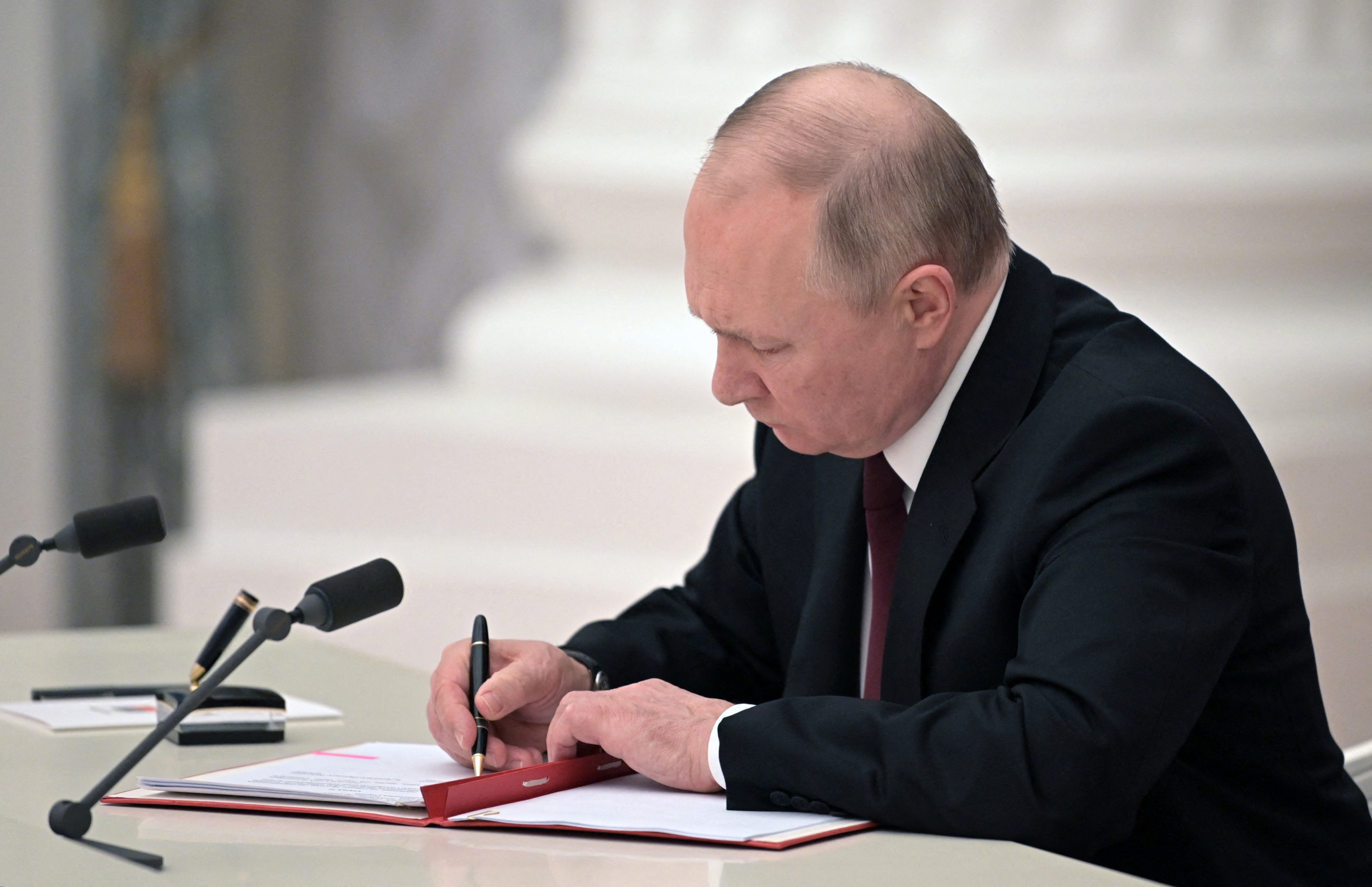 Putin signs documents