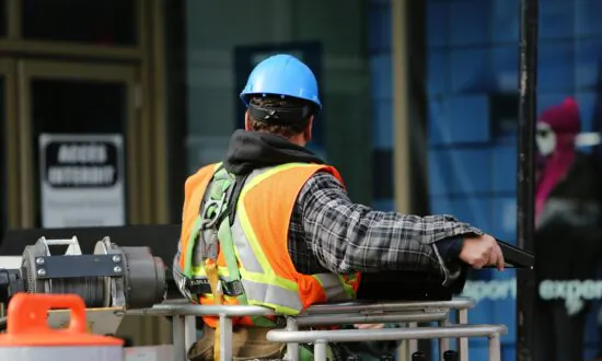 Mike Rowe Scholarship Highlights the Lost Virtues of Hard Work, Sweat