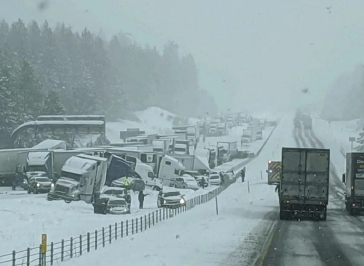 Vehicles are stopped after a major crash on I-84 in Oregon on Feb. 21, 2022. (Scottie Barnes/The Epoch Times)