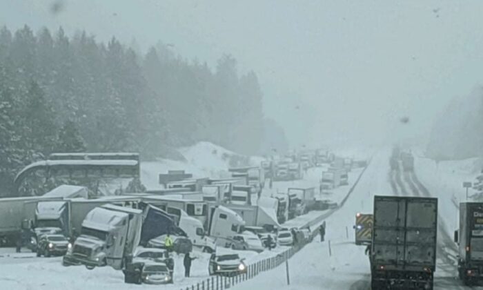 Vehicles are stopped after a major crash on I-84 in Oregon on Feb. 21, 2022. (Scottie Barnes/The Epoch Times)