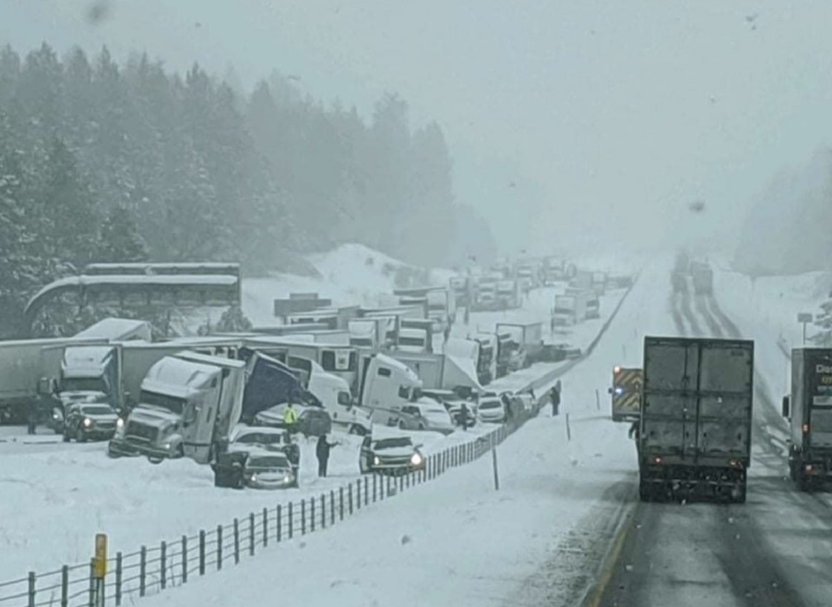 Massive Pile-Up Strands Drivers on Oregon's I-84 - Vimarsana News