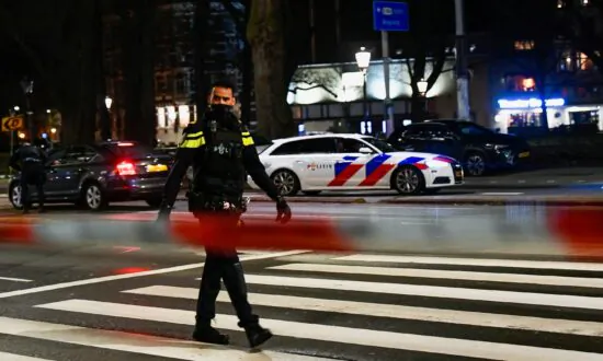 Hostage Taker in Amsterdam Apple Store Dies of His Injuries