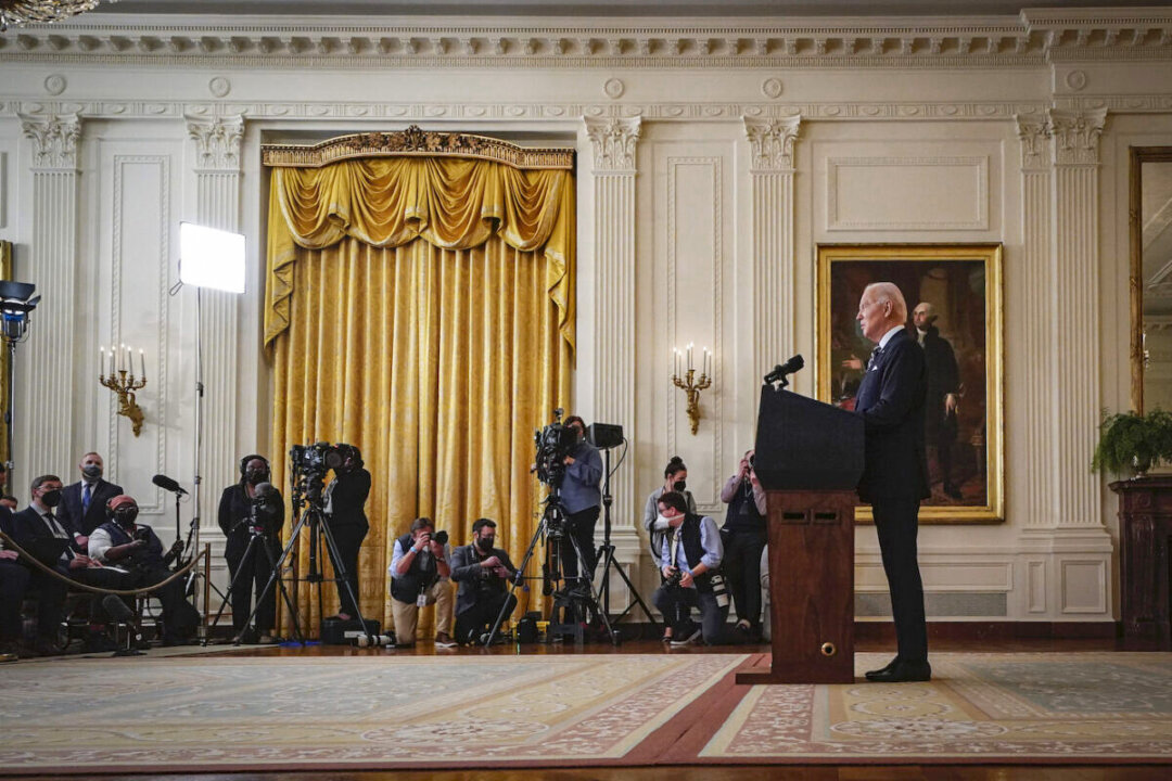 Lawmakers Urge Biden to Get Congressional Authorization Before Deploying Troops to Ukraine