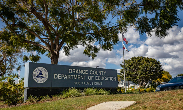加利福尼亚州科斯塔梅萨的奥兰治县教育部，2022 年 2 月 23 日。（约翰·弗雷德里克斯/纳闻时报）