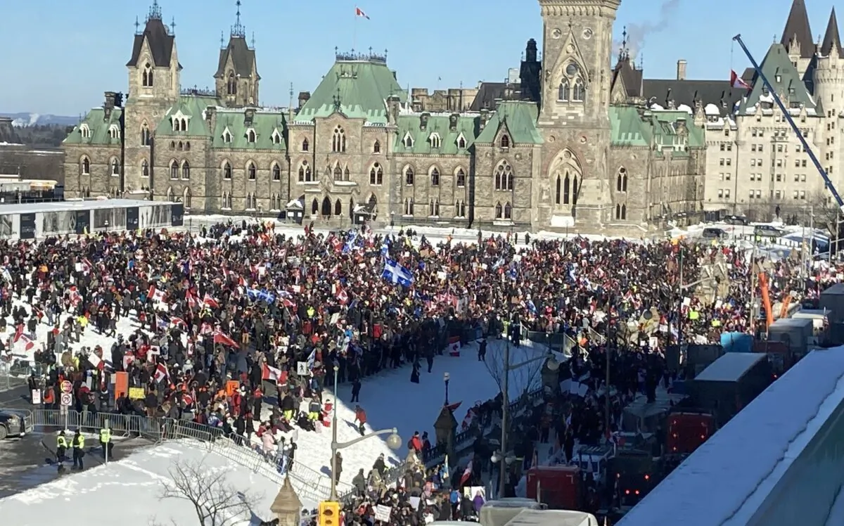 Large crowds gather on Parliament Hill during the Freedom Convoy protest
against COVID-19 mandates and restrictions, in Ottawa on Jan. 29, 2022. (Limin Zhou/The Epoch Times)