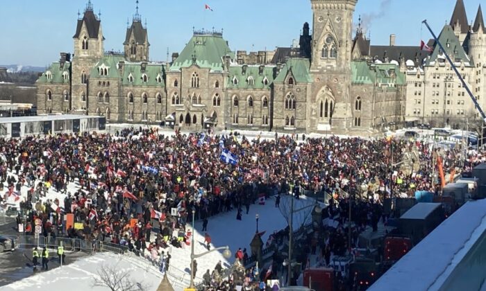 Large crowds gather on Parliament Hill during the Freedom Convoy protest 
against COVID-19 mandates and restrictions, in Ottawa on Jan. 29, 2022. (Limin Zhou/The Epoch Times)
