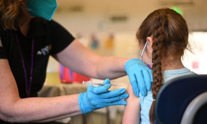 A nurse administers a dose of COVID-19 vaccine in Los Angeles on Jan. 19, 2022. (Robyn Beck/AFP via Getty Images)