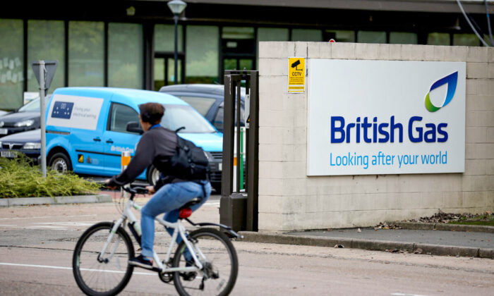 2013 年 10 月 17 日，一名骑自行车的人经过英国莱斯特的英国天然气中心。（Christopher Furlong/Getty Images）