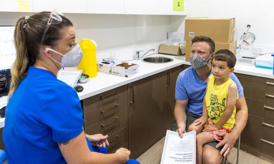 Health Expert Calls on Australian States to Lift Mask Mandates in Schools