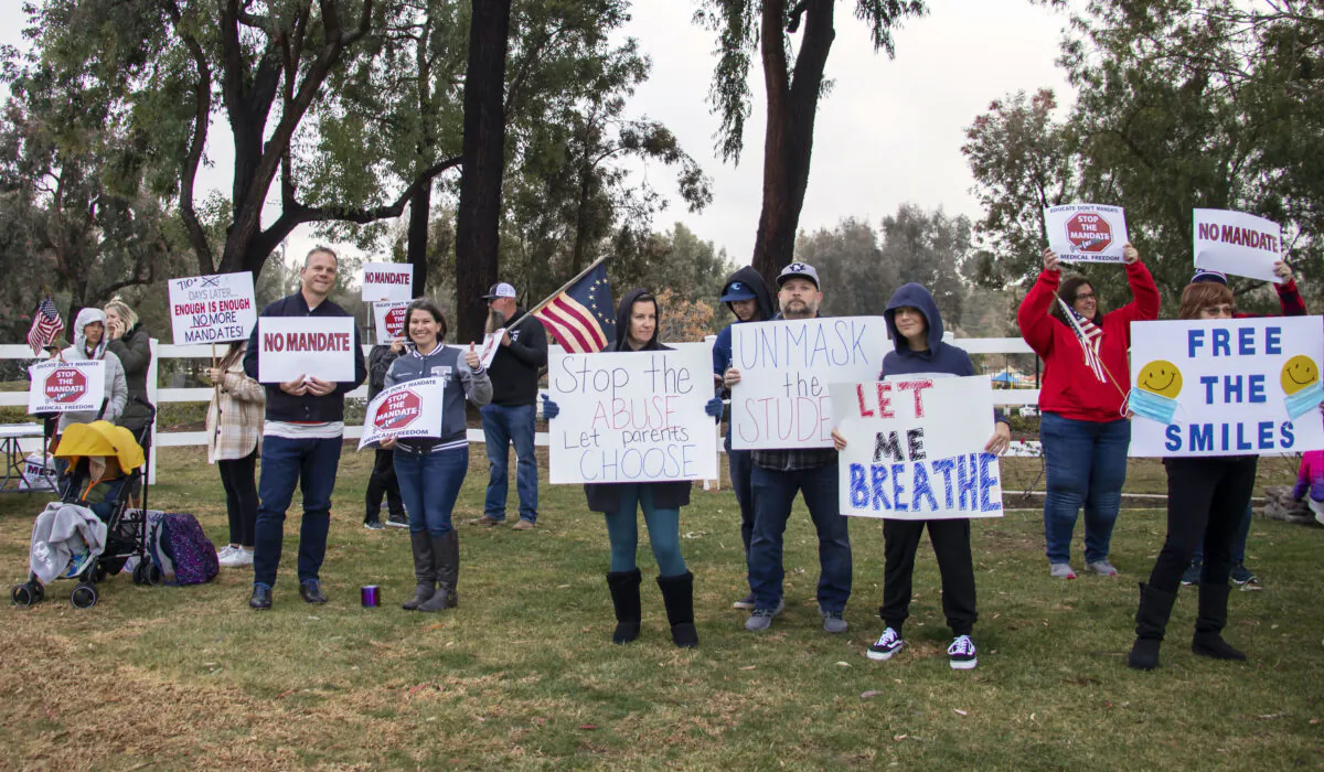 Parents, teachers, and students protest mask and vaccine mandates in Temecula, Calif., on Feb. 22, 2022. (Courtesy of Stephanie Dawson)