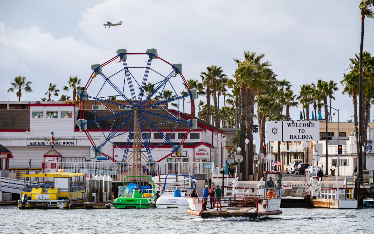 The Balboa Island Ferry crosses Newport Harbor in Newport Beach, Calif., on Dec. 29, 2021. (John Fredricks/The Epoch Times)