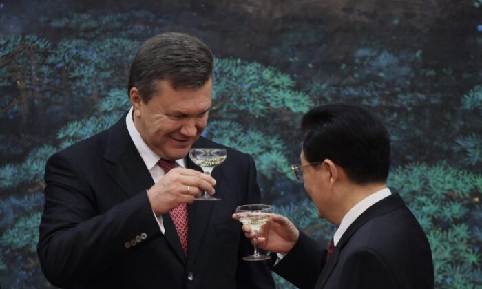 Ukraine's President Viktor Yanukovych (L) toasts with Chinese leader Hu Jintao (R) during a signing ceremony in Beijing on Sept. 2, 2010. (Feng Li/Pool/Getty Images)