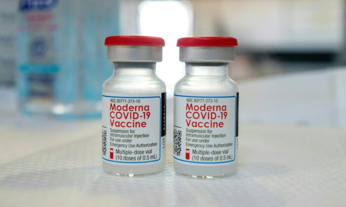 Flacons du vaccin COVID-19 de Moderna à Bridgeport, Connecticut, dans une image de fichier. (Joseph Prezioso/AFP via Getty Images)