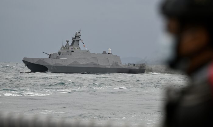 2022 年 1 月 7 日，在台湾北部城市基隆附近海域进行的一次演习中，台湾国产护卫舰级舰大江在游行中展示其战备状态。（Sam Yeh/AFP via Getty Images）