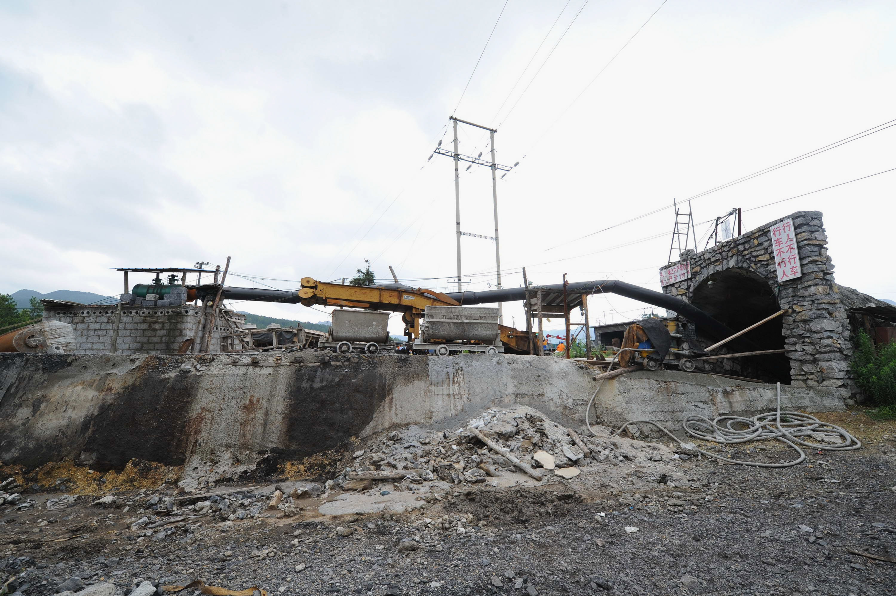 14 Trapped in Coal Mine Collapse in Southern China - Vimarsana News
