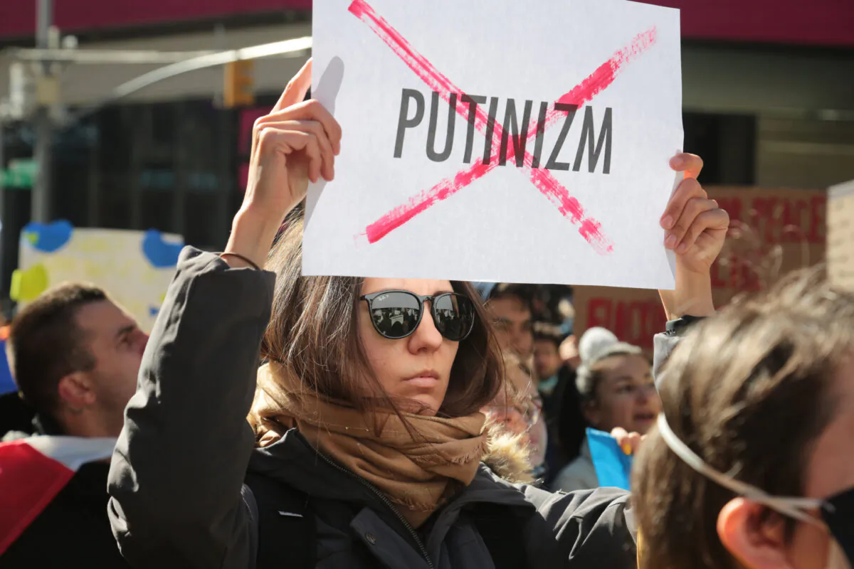 Anti-Vladimir Putin sentiments were high in Times Square on Feb. 26, 2022. (Richard Moore/The Epoch Times)