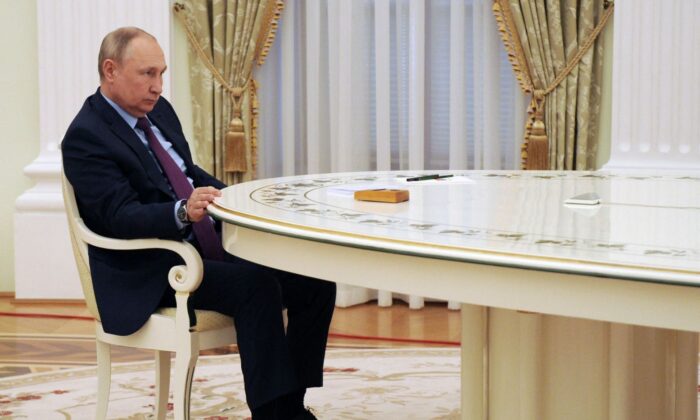 Le président russe Vladimir Poutine assiste à une réunion avec son homologue azerbaïdjanais au Kremlin à Moscou le 22 février 2022. (Mikhail Klimentyev/Sputnik/AFP via Getty Images)